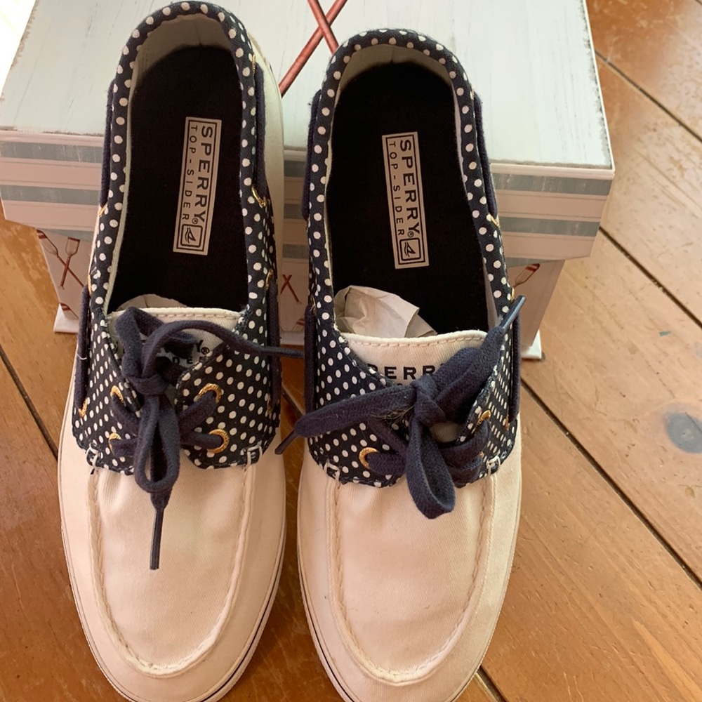NWOT, Sperry white laced canvas boat shoes w/ print detail